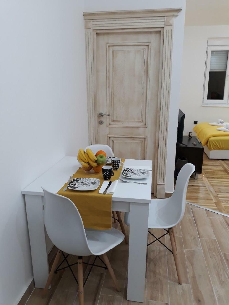 Sweet Yellow Apartment Belgrado Esterno foto