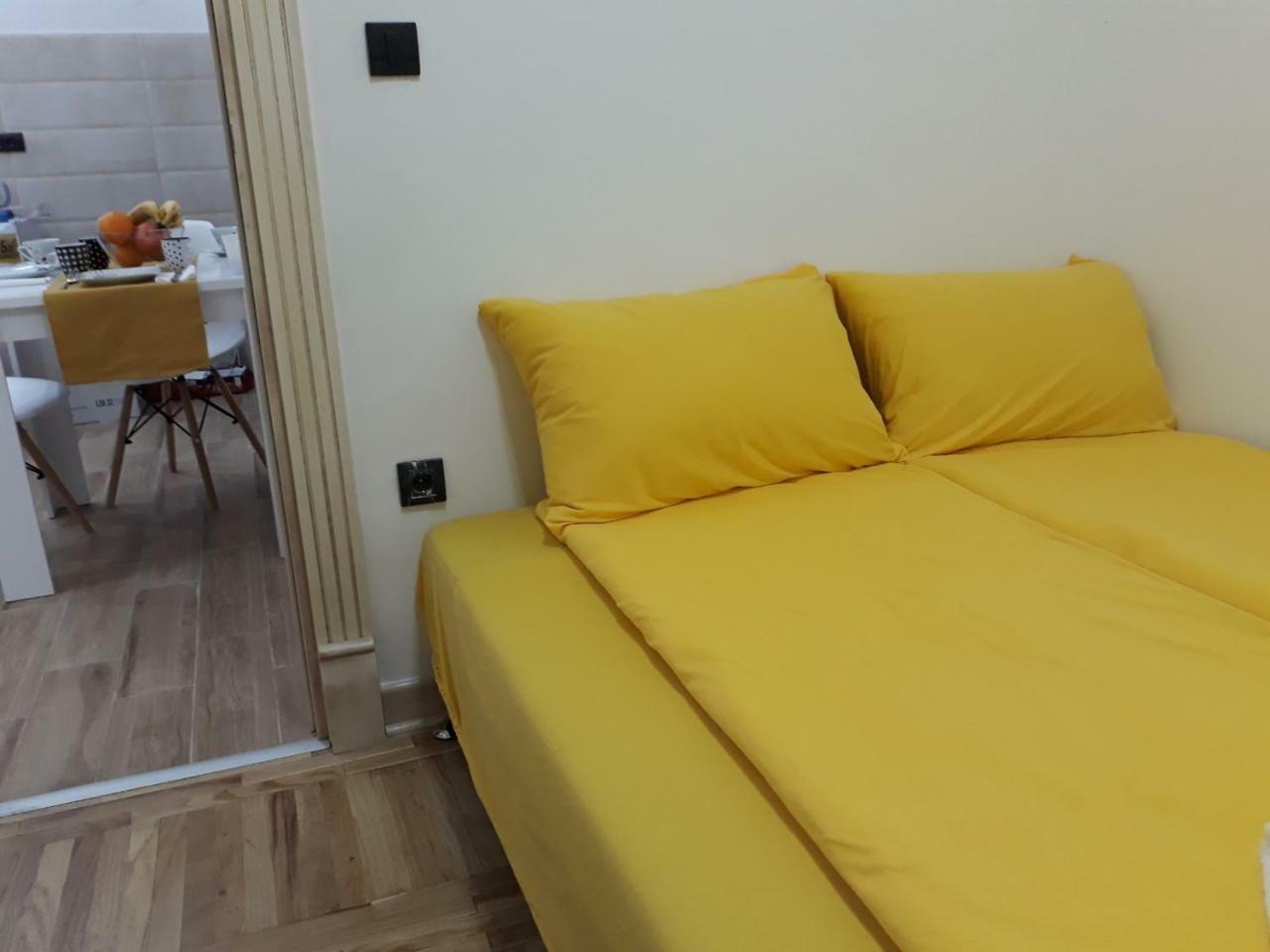 Sweet Yellow Apartment Belgrado Esterno foto